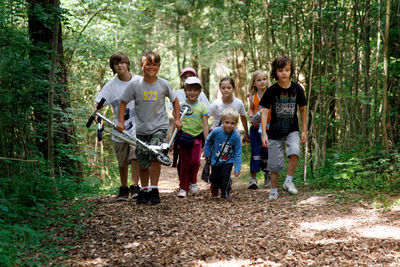 Kinder auf dem Waldparcour in Schaan