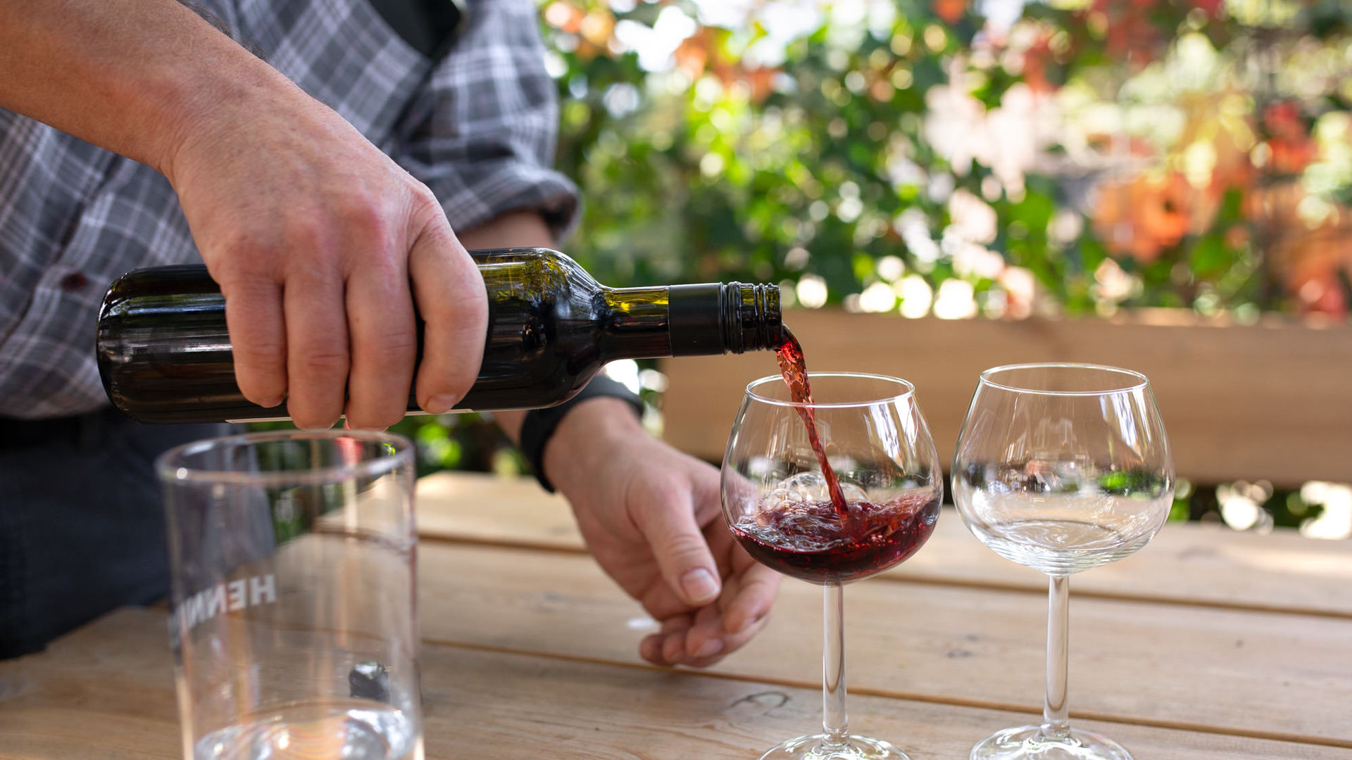 Liechtenstein Weg Wein einschenken