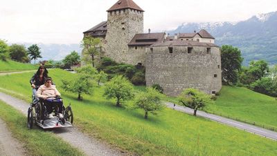 Spezialvelo ETribike vor Schloss Vaduz