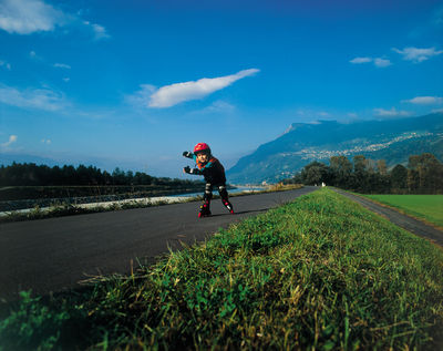 Inlineskating auf dem Rheindamm