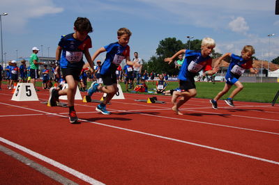 Kinder am Rennen